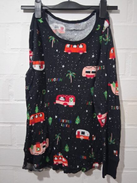 Polera Pijama Térmica Estampado Navideño de Casas Rodantes Negra – Mujer
