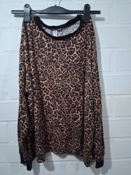 Polera pijama con estampado animal print de leopardo – Mujer